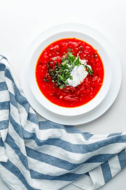 Pancar kırmızısı çorbası, pancar çorbası. Geleneksel Ukrayna ya da Rus çorbası, ekşi kremalı, taze maydanozlu ve dereotlu. Beyaz arkaplan. 