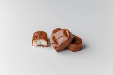 Fındıklı, lezzetli çikolatalar. Çikolatalı gofret Bounty. Beyaz arka planda izole edilmiş Snickers çubuğu. Çikolata parçaları.. 