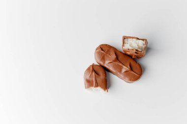 Fındıklı, lezzetli çikolatalar. Çikolatalı gofret Bounty. Beyaz arka planda izole edilmiş Snickers çubuğu. Çikolata parçaları.. 