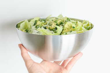 Avokado ve soslu taze karışık salata. Buzdağından organik sağlıklı salata, avokado ve zeytinyağı ve susam tohumlu salatalık. Sağlıklı yeşil salata.. 