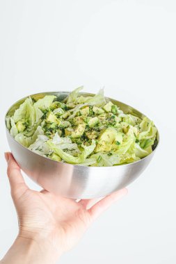 Avokado ve soslu taze karışık salata. Buzdağından organik sağlıklı salata, avokado ve zeytinyağı ve susam tohumlu salatalık. Sağlıklı yeşil salata.. 
