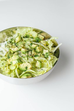 Beton arka planda avokado ve sos ile taze karışık salata. Buzdağından organik sağlıklı salata, avokado ve zeytinyağı ve susam tohumlu salatalık. Sağlıklı yeşil salata.. 