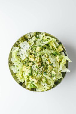 Beton arka planda avokado ve sos ile taze karışık salata. Buzdağından organik sağlıklı salata, avokado ve zeytinyağı ve susam tohumlu salatalık. Sağlıklı yeşil salata.. 