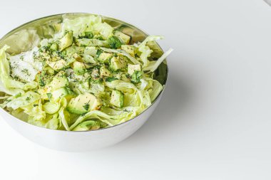 Beton arka planda avokado ve sos ile taze karışık salata. Buzdağından organik sağlıklı salata, avokado ve zeytinyağı ve susam tohumlu salatalık. Sağlıklı yeşil salata.. 