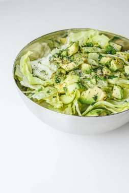Beton arka planda avokado ve sos ile taze karışık salata. Buzdağından organik sağlıklı salata, avokado ve zeytinyağı ve susam tohumlu salatalık. Sağlıklı yeşil salata.. 