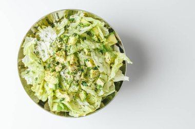 Beton arka planda avokado ve sos ile taze karışık salata. Buzdağından organik sağlıklı salata, avokado ve zeytinyağı ve susam tohumlu salatalık. Sağlıklı yeşil salata.. 