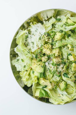 Beton arka planda avokado ve sos ile taze karışık salata. Buzdağından organik sağlıklı salata, avokado ve zeytinyağı ve susam tohumlu salatalık. Sağlıklı yeşil salata.. 
