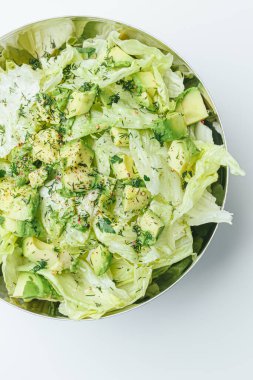 Beton arka planda avokado ve sos ile taze karışık salata. Buzdağından organik sağlıklı salata, avokado ve zeytinyağı ve susam tohumlu salatalık. Sağlıklı yeşil salata.. 