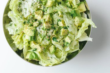 Beton arka planda avokado ve sos ile taze karışık salata. Buzdağından organik sağlıklı salata, avokado ve zeytinyağı ve susam tohumlu salatalık. Sağlıklı yeşil salata.. 