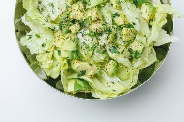 Beton arka planda avokado ve sos ile taze karışık salata. Buzdağından organik sağlıklı salata, avokado ve zeytinyağı ve susam tohumlu salatalık. Sağlıklı yeşil salata.. 