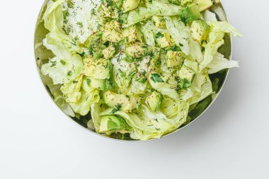Beton arka planda avokado ve sos ile taze karışık salata. Buzdağından organik sağlıklı salata, avokado ve zeytinyağı ve susam tohumlu salatalık. Sağlıklı yeşil salata.. 