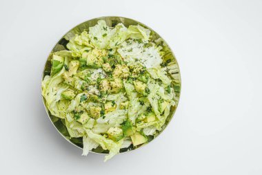 Beton arka planda avokado ve sos ile taze karışık salata. Buzdağından organik sağlıklı salata, avokado ve zeytinyağı ve susam tohumlu salatalık. Sağlıklı yeşil salata.. 
