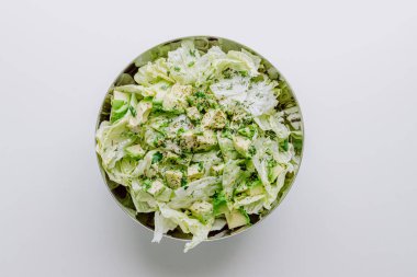 Beton arka planda avokado ve sos ile taze karışık salata. Buzdağından organik sağlıklı salata, avokado ve zeytinyağı ve susam tohumlu salatalık. Sağlıklı yeşil salata.. 