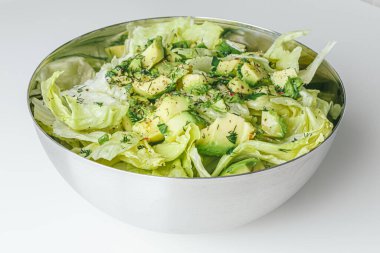 Beton arka planda avokado ve sos ile taze karışık salata. Buzdağından organik sağlıklı salata, avokado ve zeytinyağı ve susam tohumlu salatalık. Sağlıklı yeşil salata.. 