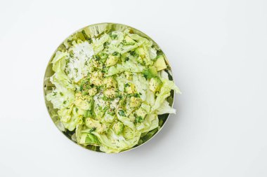 Beton arka planda avokado ve sos ile taze karışık salata. Buzdağından organik sağlıklı salata, avokado ve zeytinyağı ve susam tohumlu salatalık. Sağlıklı yeşil salata.. 