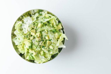 Beton arka planda avokado ve sos ile taze karışık salata. Buzdağından organik sağlıklı salata, avokado ve zeytinyağı ve susam tohumlu salatalık. Sağlıklı yeşil salata.. 