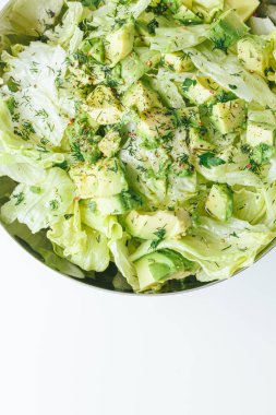 Beton arka planda avokado ve sos ile taze karışık salata. Buzdağından organik sağlıklı salata, avokado ve zeytinyağı ve susam tohumlu salatalık. Sağlıklı yeşil salata.. 