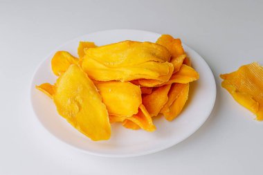 Susuz mango ya da kurutulmuş mango dilimleri beyaza yakın plan. Üst görünüm. 