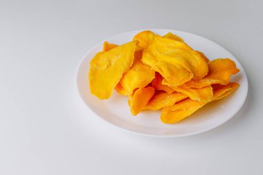 Susuz mango ya da kurutulmuş mango dilimleri beyaza yakın plan. Üst görünüm. 