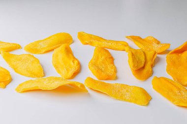 Susuz mango ya da kurutulmuş mango dilimleri beyaza yakın plan. Üst görünüm. 