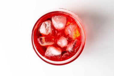 Kırmızı Çilekli Martini, bar masasında alkollü içki kokteyli.