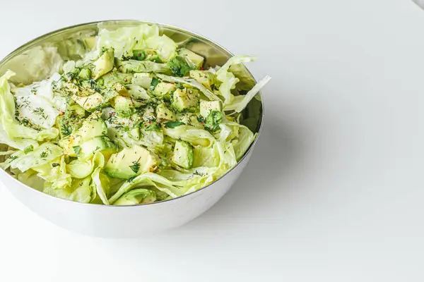 Beton arka planda avokado ve sos ile taze karışık salata. Buzdağından organik sağlıklı salata, avokado ve zeytinyağı ve susam tohumlu salatalık. Sağlıklı yeşil salata.. 