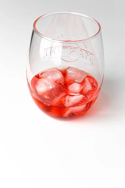 Red Truskawkowy Martini Koktajl Alkoholowy Stole Barze — Zdjęcie stockowe