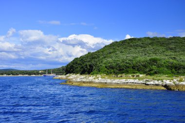 manzara Adası'nda deniz, mavi lagün, güzel hava, yeşil ağaçlar, doğa, kayalar, su morsaka, keşif, blue lagoon, tatil gezisi, kayalar, deniz, mavi gökyüzü