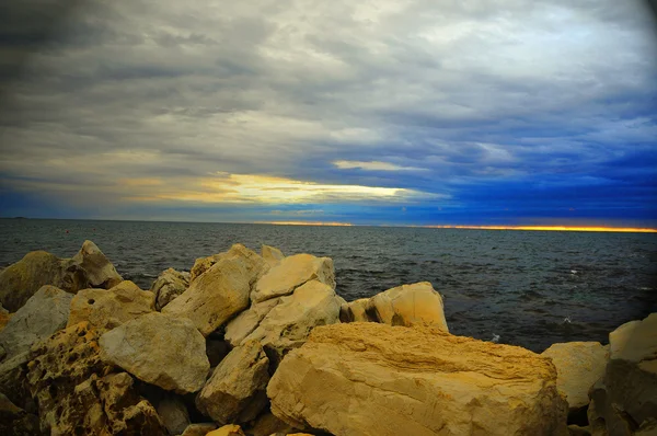 Paesaggio, vista, mare, onde, rocce, pietre, tramonto, spiaggia, vacanza avventura, sole, luce del sole, nuvole, cielo, cielo nuvoloso — Foto Stock