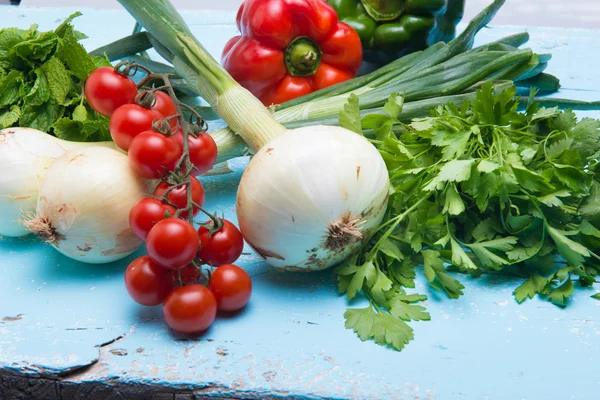 Comida vegan com legumes em madeira vintage — Fotografia de Stock