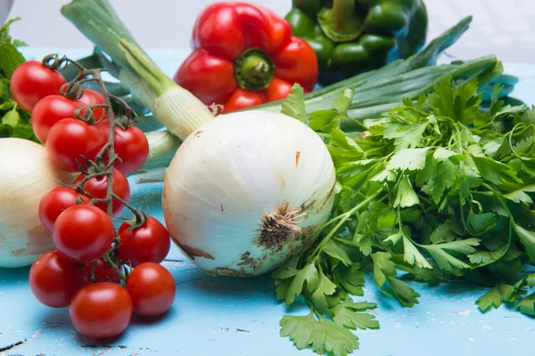 Comida vegan com legumes em madeira vintage — Fotografia de Stock