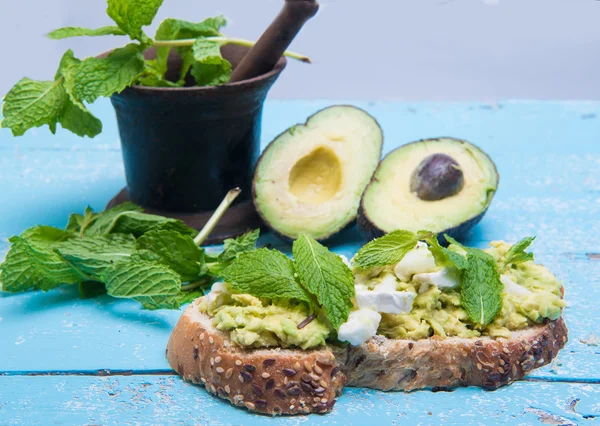 Avocado smörgås med basilika — Stockfoto