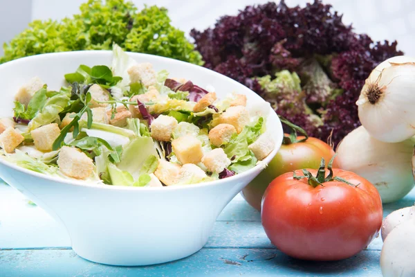 Groente salade op een houten vintage tafel — Stockfoto