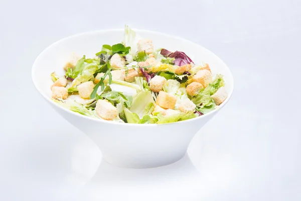 Salade de légumes aux tomates et laitue sur fond blanc — Photo