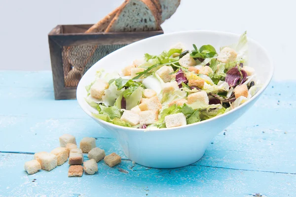 Grönsakssallad med tomater och sallad på vintage trä — Stockfoto