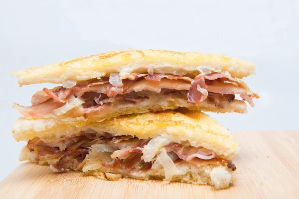 Bacon smörgås i vit bakgrund — Stockfoto