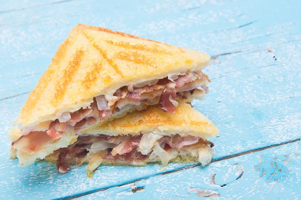 Bacon sandwich i vintage bord av trä — Stockfoto