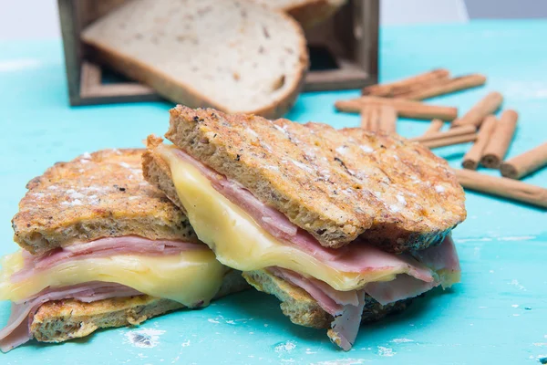 Sandwich Monterrey med marmelad och ost — Stockfoto
