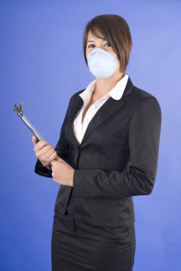 domuz gribi için koruyucu maske ile yönetici kadın