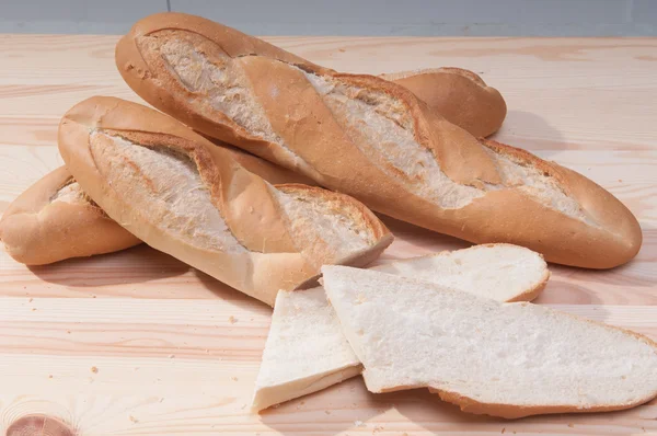 Разнообразие свежих хлебов — стоковое фото