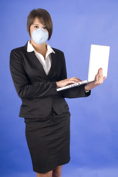 Uitvoerend vrouw met beschermend masker voor varkens griep — Stockfoto