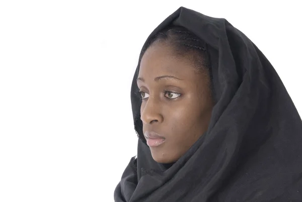 Donna musulmana con campanello nero su sfondo bianco — Foto Stock