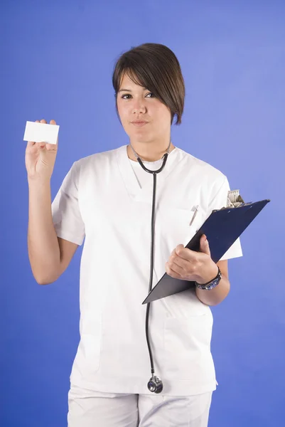 Giovane e grazioso medico con stetoscopio e carta bianca — Foto Stock