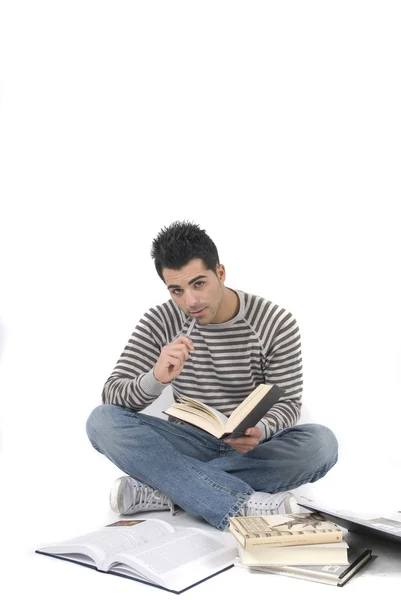 Estudiante en el piso leyendo sus libros — Foto de Stock