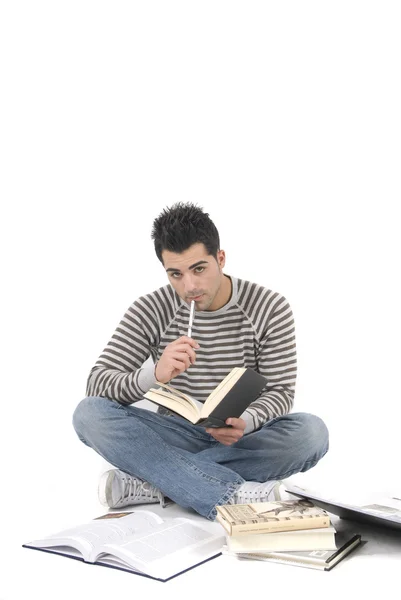 Estudante no chão lendo seus livros — Fotografia de Stock