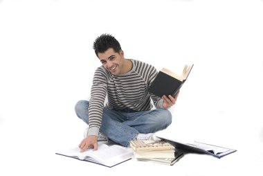 Genç adam evde ders çalışıyor.