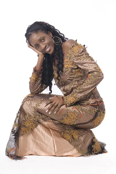 自分の国の典型的な服を着た若いアフリカ人女性が — ストック写真