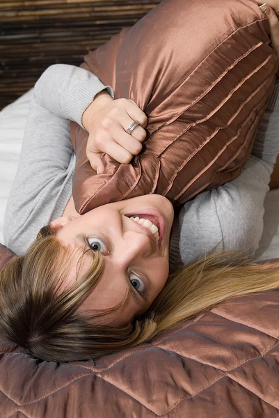 Blond Meisje Haar Bed Binnen — Stockfoto