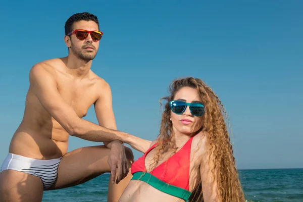 Junges Paar Mit Sonnenbrille Genießt Die Sonne Und Das Meer — Stockfoto
