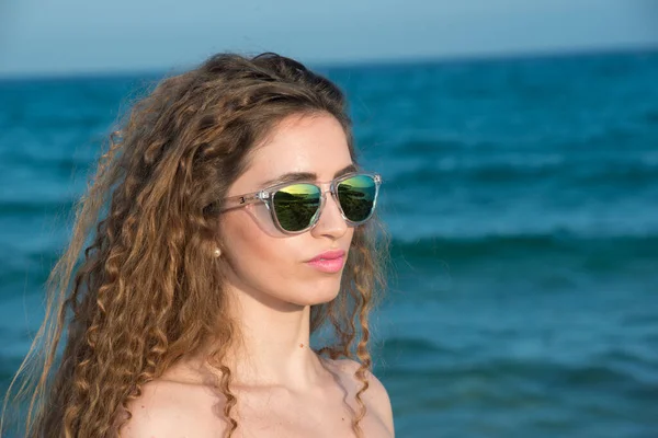 Young Woman Her Sunglasses Enjoying Sea Beach Spring Summer — Stock Photo, Image